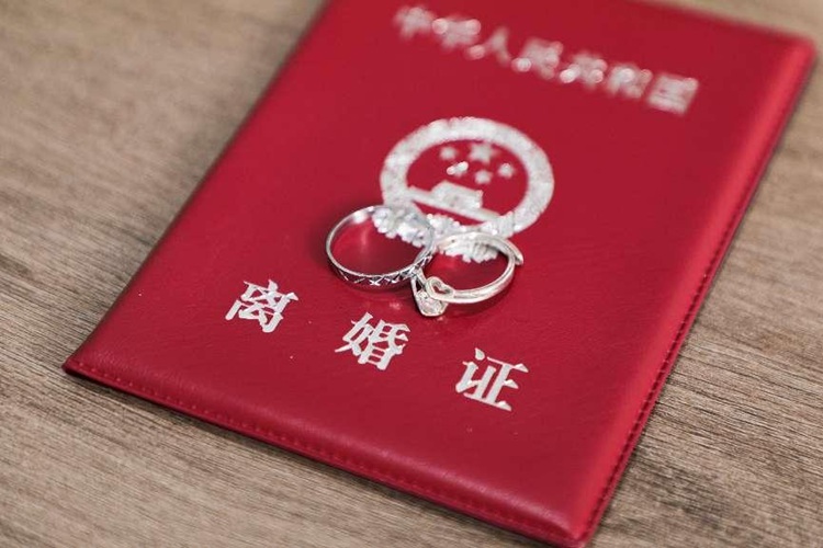 冠领律师代理北京海淀离婚纠纷案，被出轨老伴伤害的女子终得3000万财产