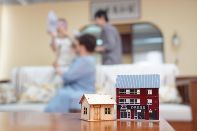 女子被年迈父亲状告公堂,冠领律师巧解千万家产分割难题 女子被年迈父亲状告公堂,冠领律师巧解千万家产分割难题