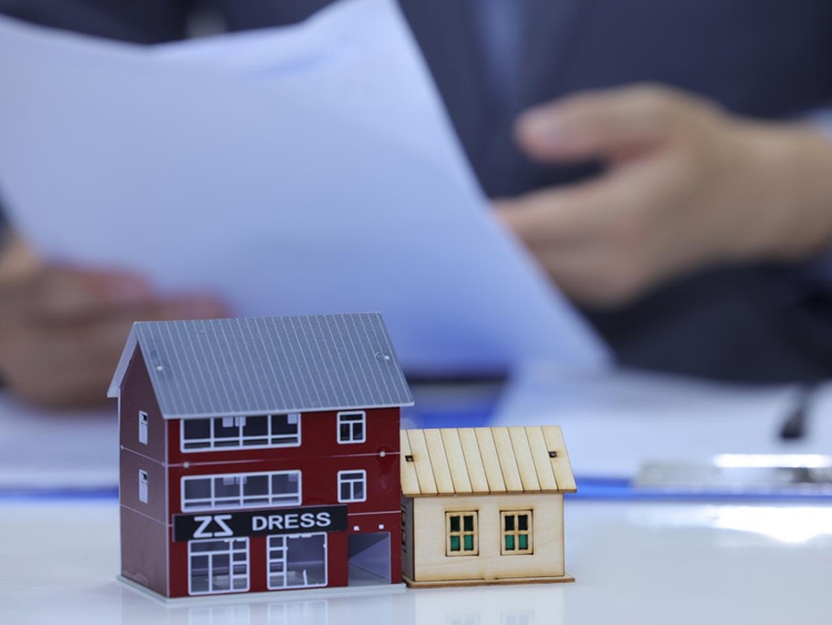 女子被年迈父亲状告公堂,冠领律师巧解千万家产分割难题 女子被年迈父亲状告公堂,冠领律师巧解千万家产分割难题