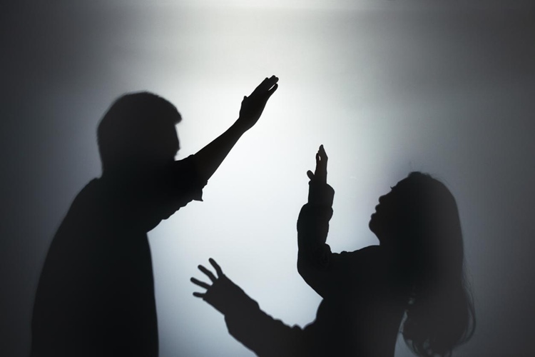 女子遭遇家暴反被丈夫起诉“倒打一耙”,冠领律师力证真相助其逆风翻盘 女子遭遇家暴反被丈夫起诉“倒打一耙”,冠领律师力证真相助其逆风翻盘